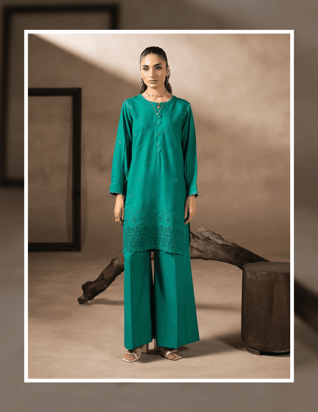 RANGREZA EA-47-3802 Pakistani two piece outfit in green Dhanak fabric featuring a straight-cut kurta with laser-cut hem and wide-leg bottoms.