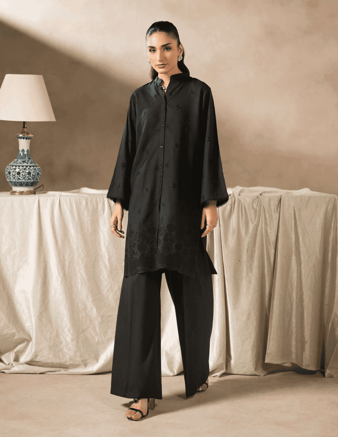 RANGREZA EA-43-38 black two piece suit with straight cut shirt and wide-leg bottoms, ideal for daily modern wear in winter.