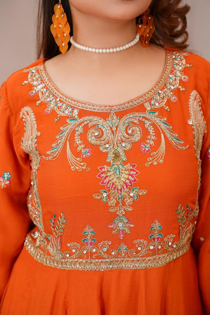 Detailed embroidery on Rangreza Sajni RS-3319 neckline