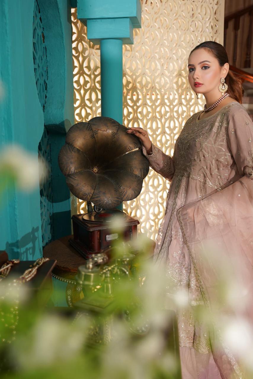 Traditional outfit with vintage gramophone.