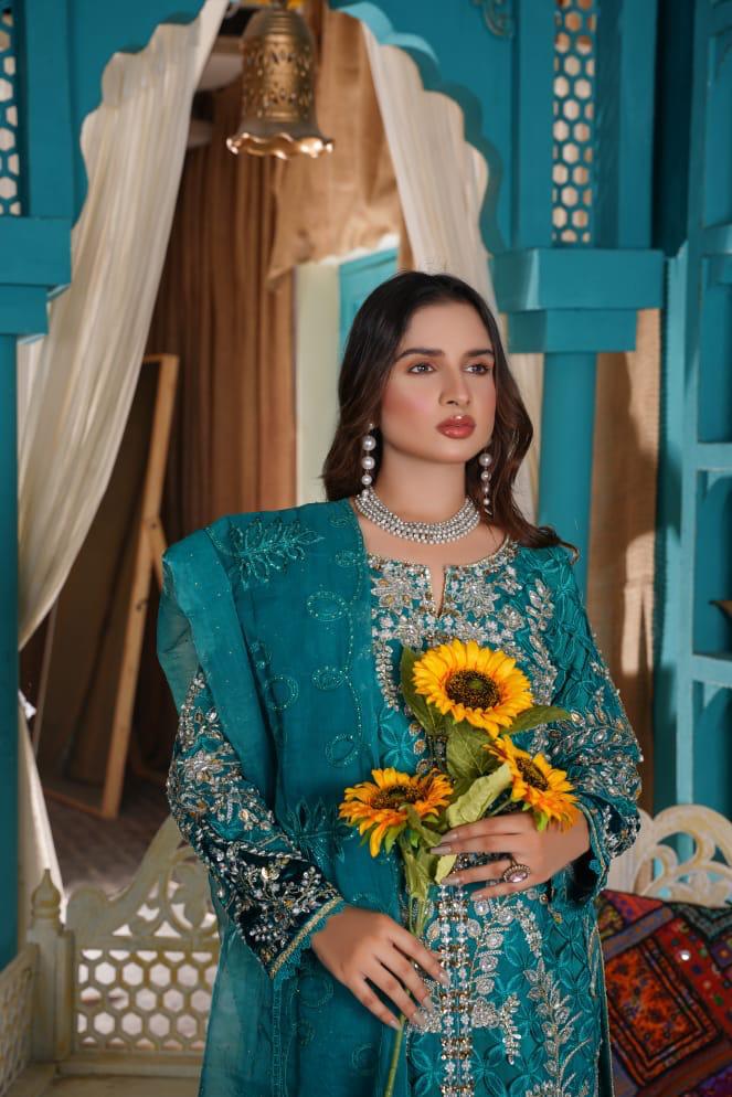 Model holding flowers in RANGREZA SAJNI 3314 dress