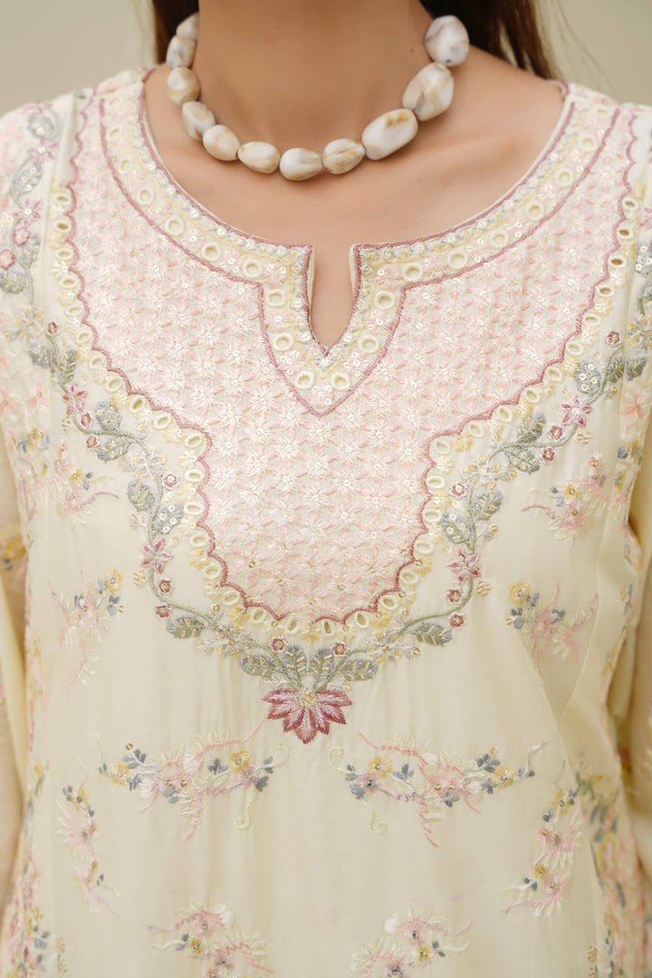 Detailed neckline embroidery of Rangreza Sajni Formal Pakistani Clothes | Skin Lawn with pink threadwork and floral embellishments.