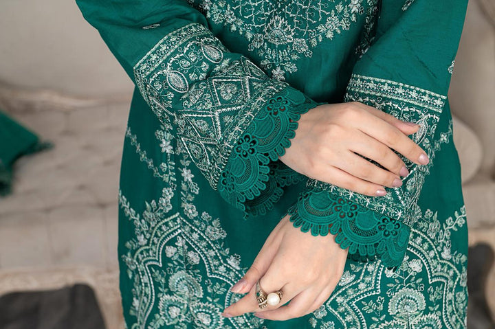 Detailed sleeve embroidery and lacework on Rangreza Sajni green lawn shirt, perfect for stylish Pakistani clothing collections.