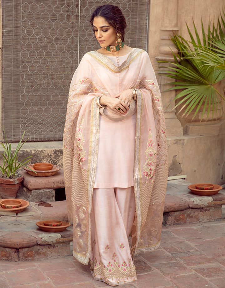 Faiza Saqlain Gulfam soft rosy pink Korean raw silk shirt with embroidered pants and organza dupatta, perfect for post-wedding dinners.