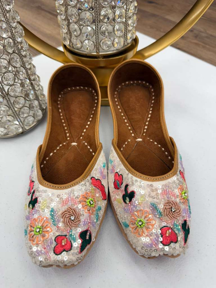 Mohenjo-Daro Off-White Jutti