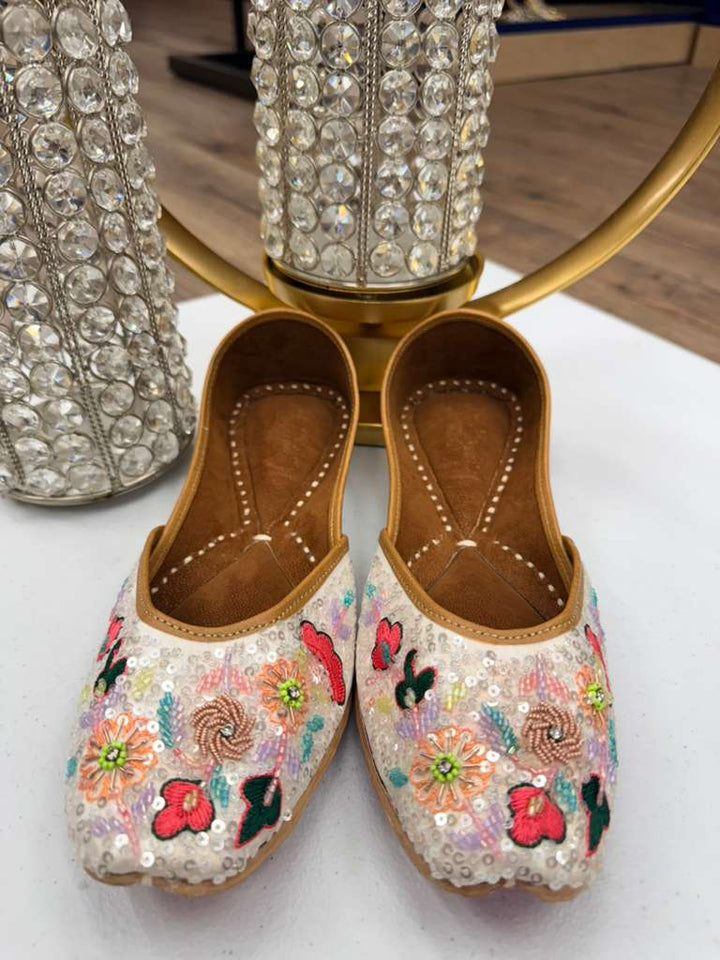 Mohenjo-Daro Off-White Jutti