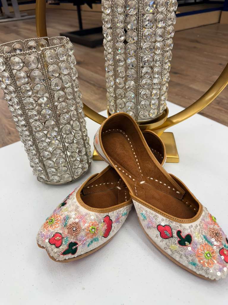 Mohenjo-Daro Off-White Jutti