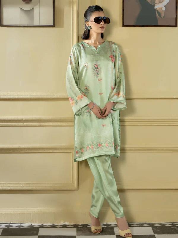 Elegant women's silk 2-piece outfit with floral motifs, casual apparel for women
