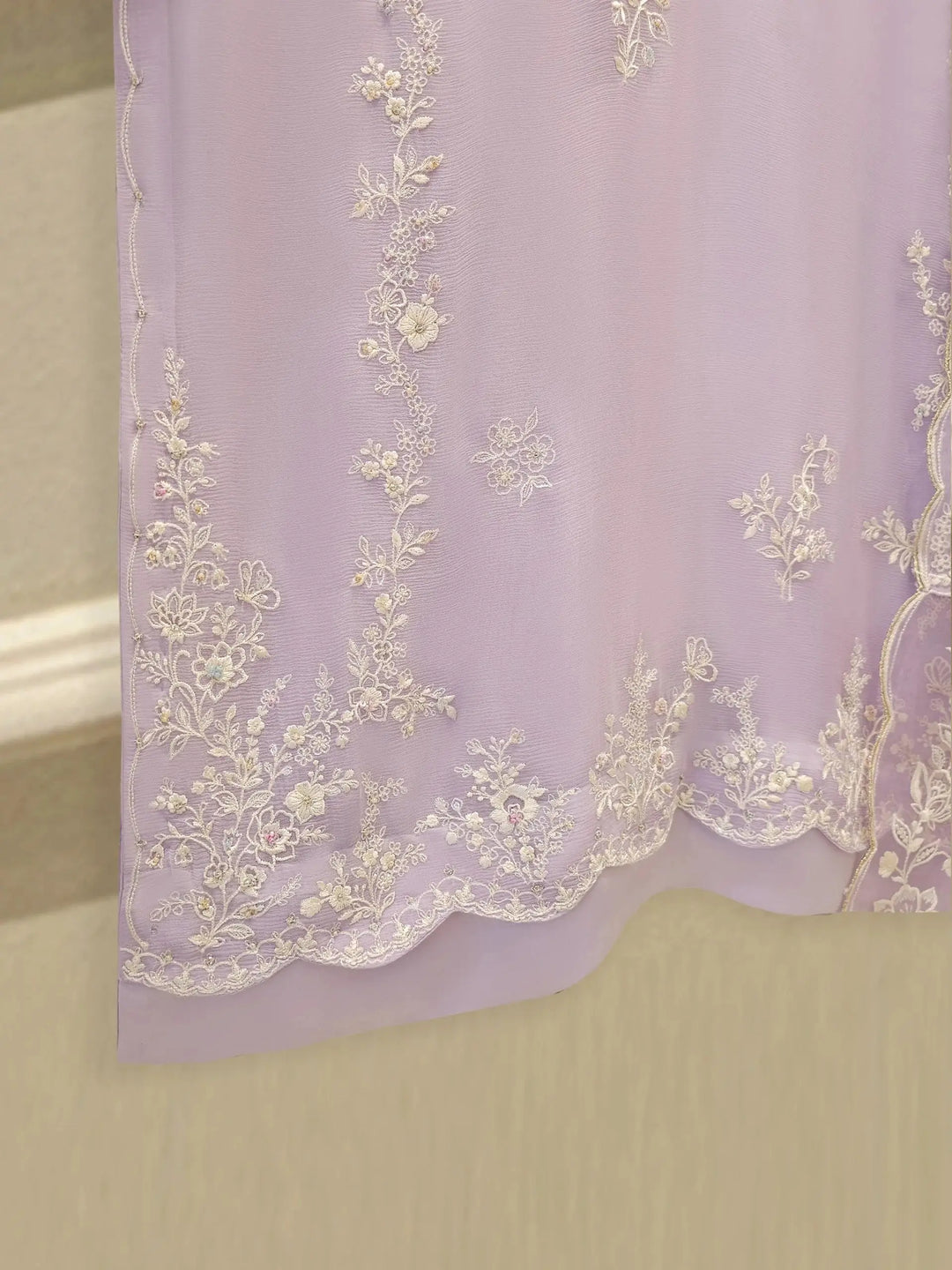 Hemline embroidery of AGHA NOOR Chiffon Suit with scalloped edges and floral motifs, adding elegance to the lilac ensemble.